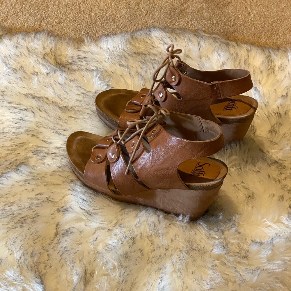Sofft leather lace up heels in buckskin color EUC